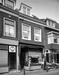 71767 Gezicht op de voorgevel van het winkelwoonhuis Twijnstraat 75 (Volendammer Vishandel) te Utrecht.